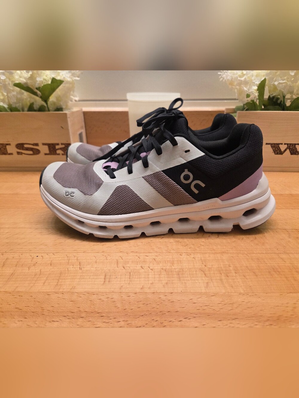 On Running Cloudrunner Sneakers Heron/Black/White Women's Size 8 - Picture 3 of 9